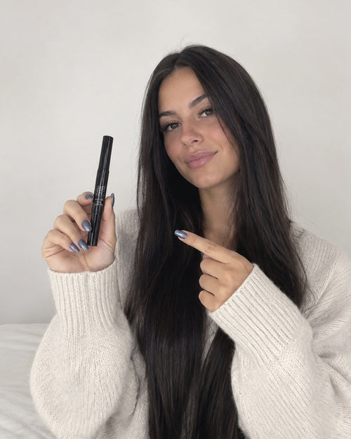 Chica mostrando el esmalte de gel y sus uñas